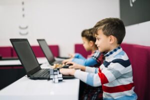 Escola do Futuro Criança no laptop